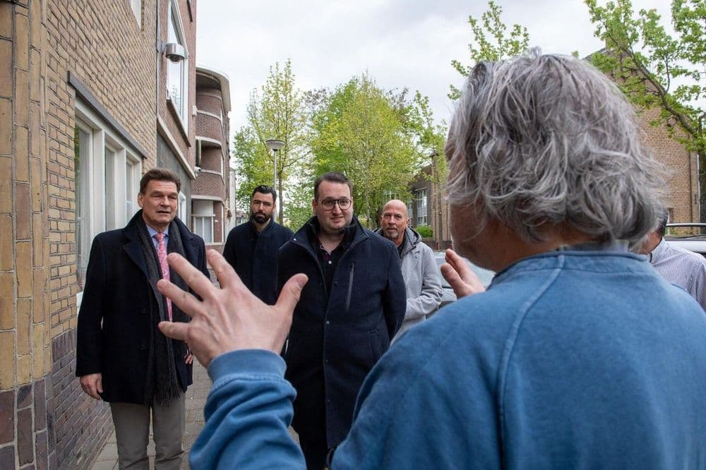 Gedeputeerde Marc van Caldenberg (midden) samen met burgemeester Roel Wever (links) bracht woensdag een bezoek aan de Hoofdstraat in Hoensbroek. — © Ermindo Armino