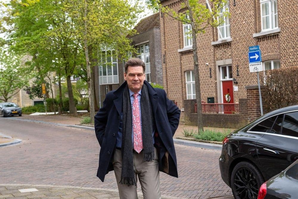 Burgemeester Wever bezocht woensdag de Hoofdstraat in Hoensbroek. — © Ermindo Armino