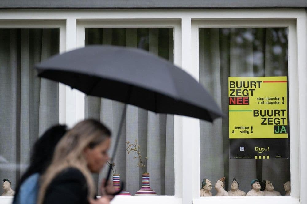 Het opschrift van de poster spreekt voor zich: bewoners willen een leefbare en veilige buurt, en geen stapeling van probleemsituaties. — © Ermindo Armino