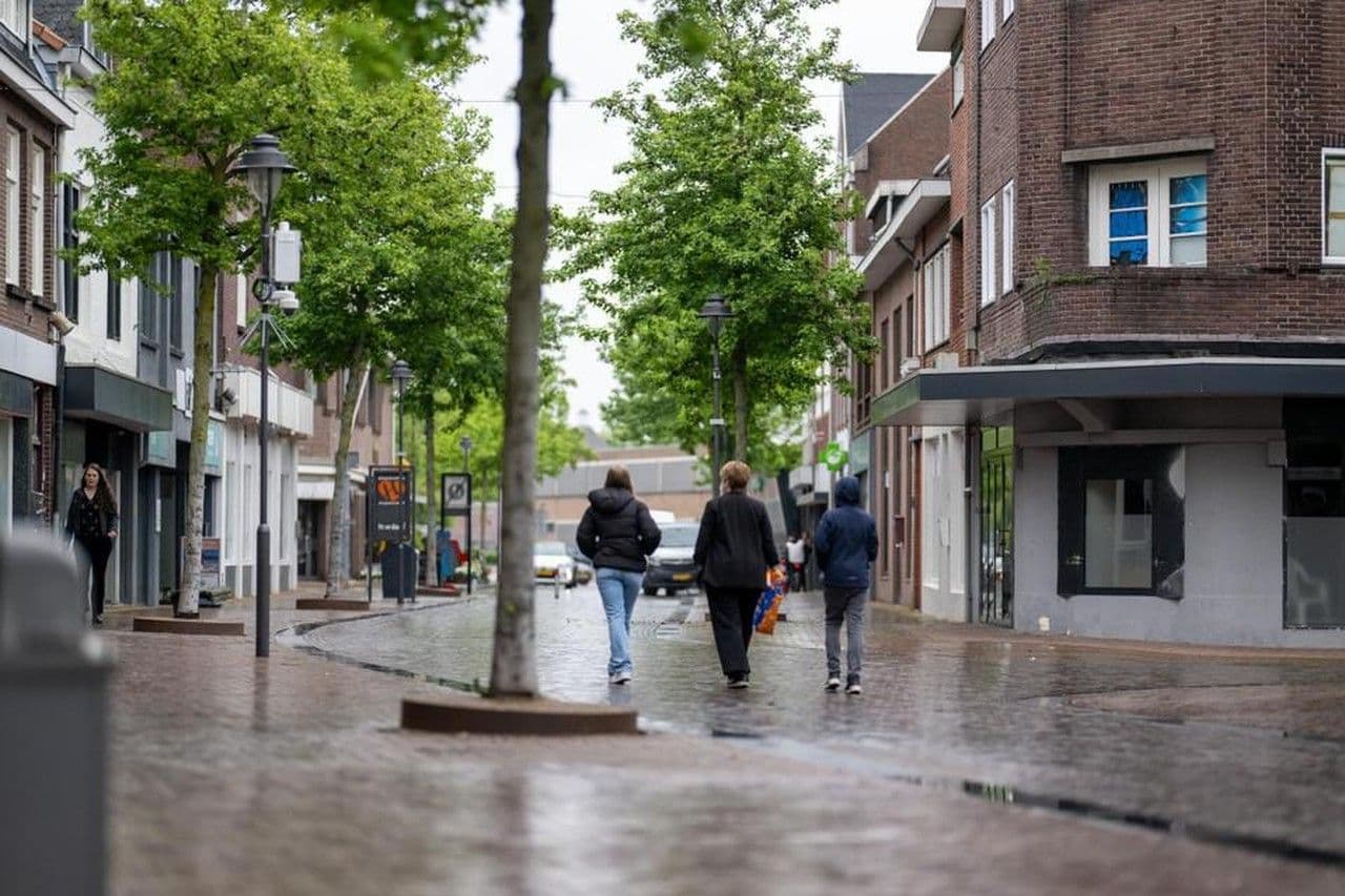 Ondernemersvereniging Hoensbroek pleit voor auto’s in Kouvenderstraat: ‘Mensen pakken wat ze nodig hebben en rijden weer weg’