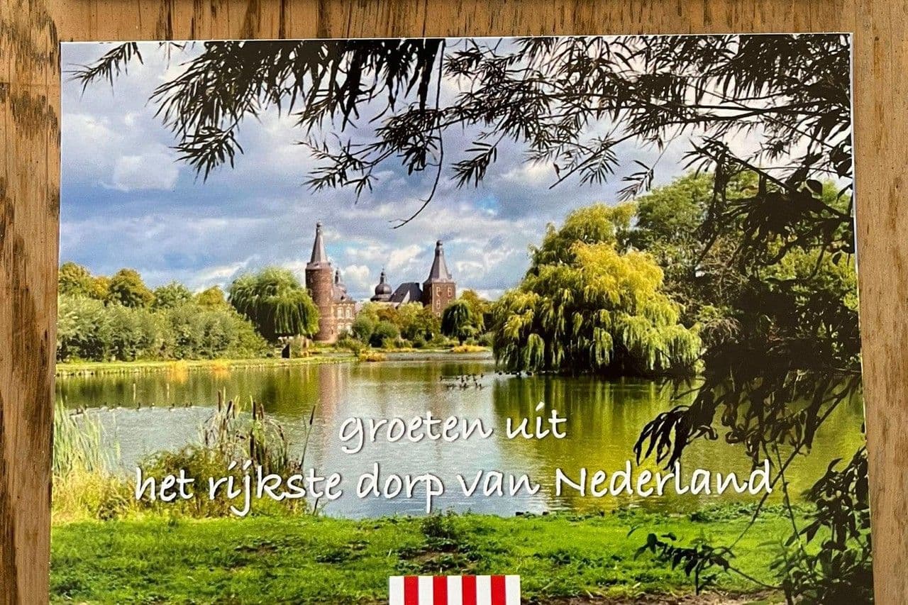 Ansichtkaarten moeten beeld van ‘arm’ Hoensbroek rooskleuriger maken: ‘Dit is het rijkste dorp van Nederland’